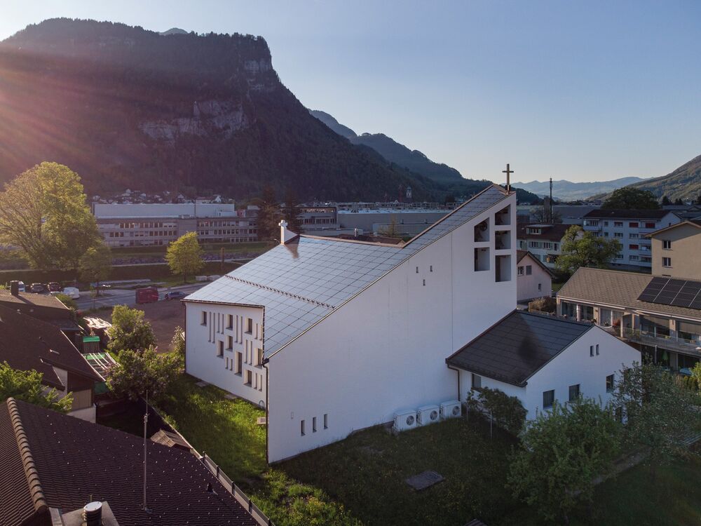 Nachher: 149 % PEB-Sanierung Marienkirche, Mollis GL. Diese PlusEnergieBaute wurde ausgezeichnet mit dem «Norman Foster Solar Award 2023». (Fotos: Schweizer Solarpreis 2023)